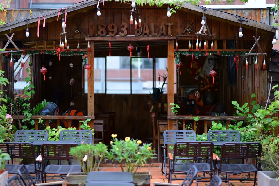 Sân và chỗ để xe